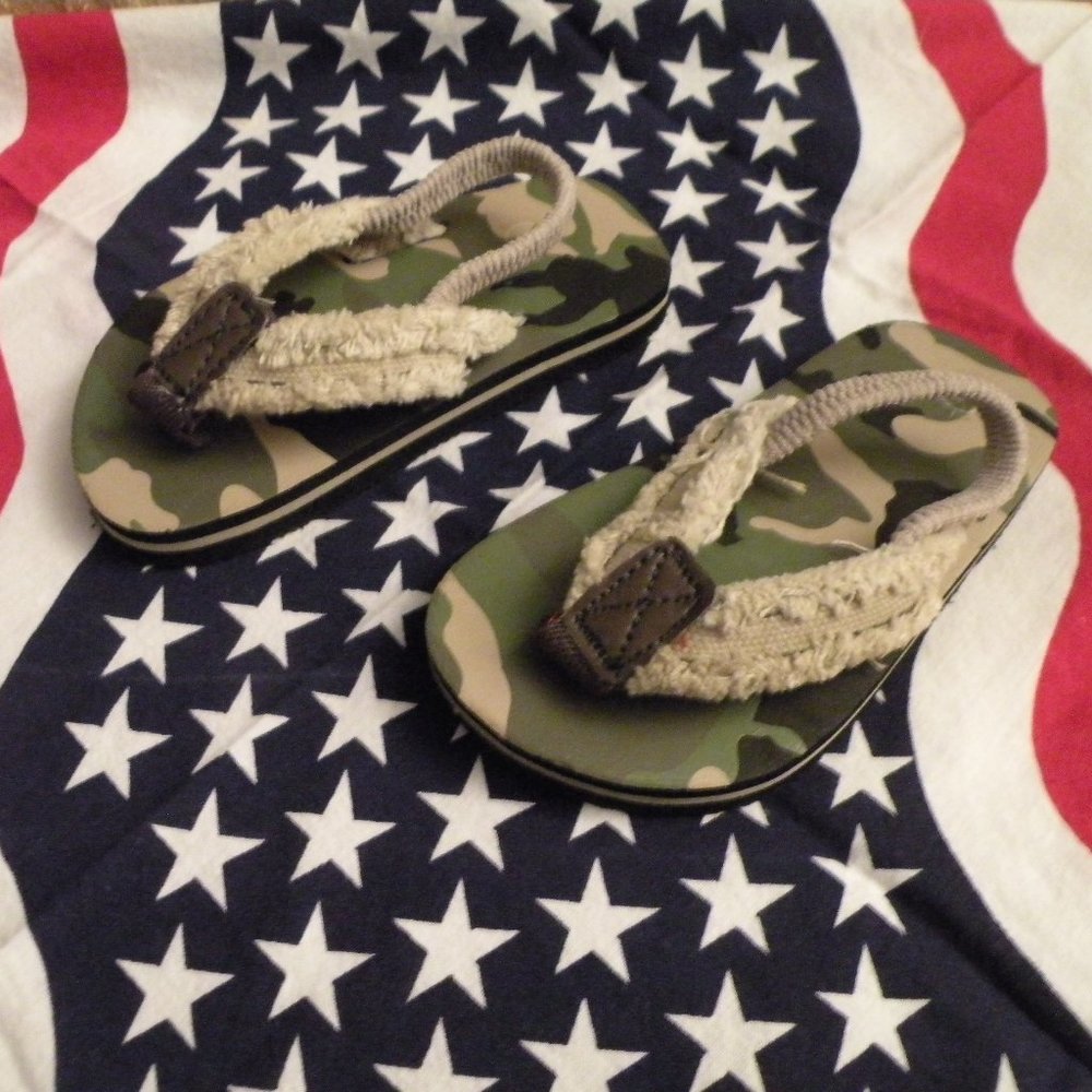 Old Navy camo flip flop